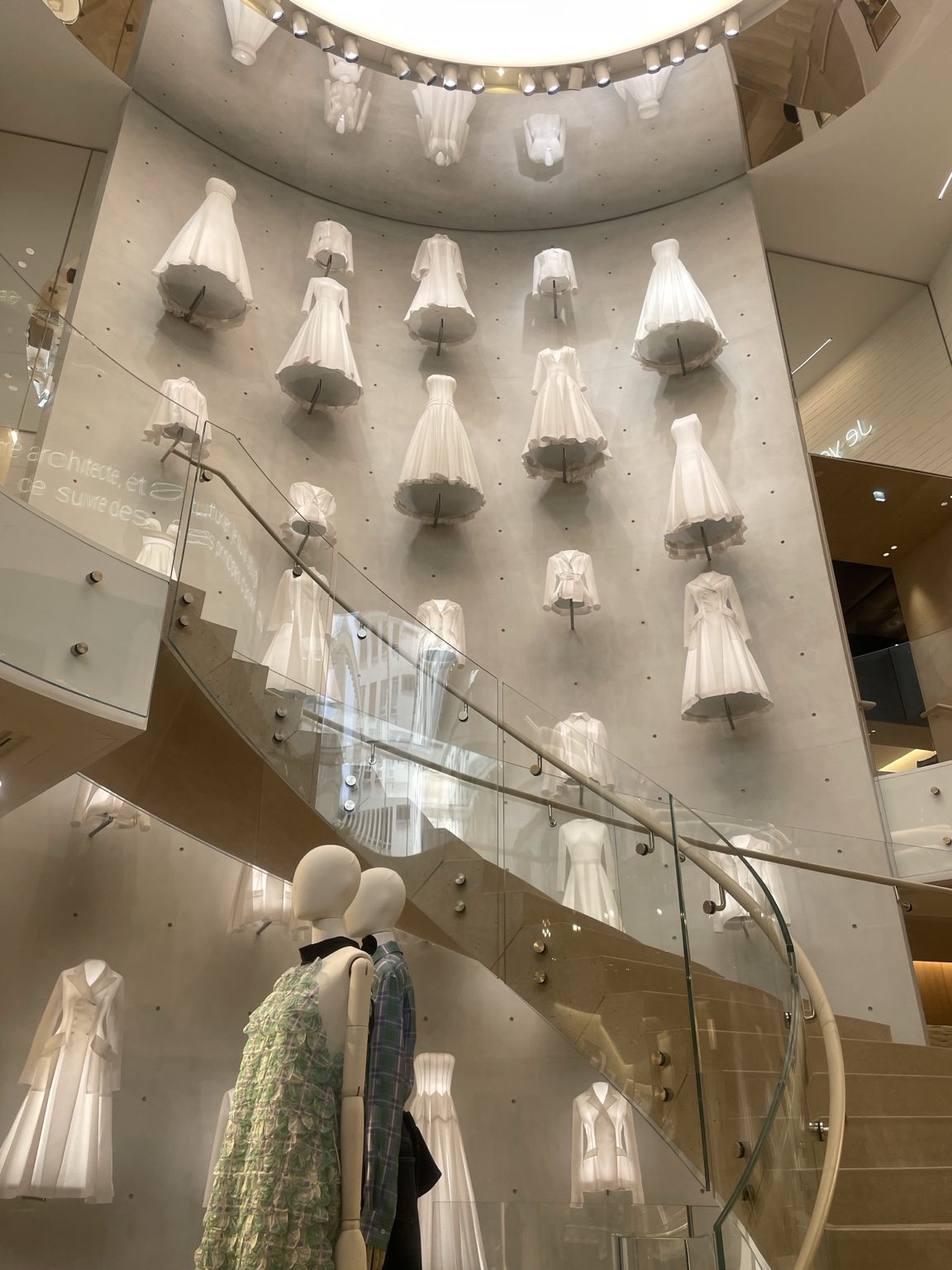 パリ・Dior本店 ｜ 建築で語るブランドの世界観